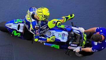 Rossi se baja de su M1.