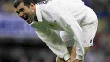 <B>TOCADO.</B> Zidane sigue sin recuperarse de su golpe en las costillas.