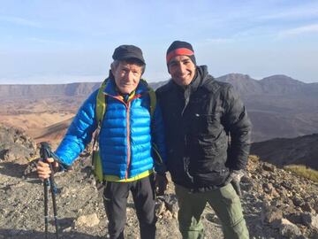 Carlos Soria posa junto al redactor de AS Santi Castañeda tras la entrevista en el Teide.