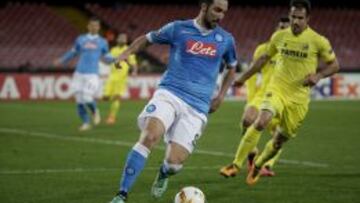 Higua&iacute;n conduce el bal&oacute;n durante un encuentro de Europa League frente al Villarreal.