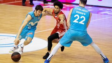 GRAF4393. MURCIA, 03/01/2019.- El escolta de Movistar Estudiantes Dario Brizuela (i) intenta ganar la posición ante el base estadounidense de UCAM Murcia Askia Booker (c), durante el partido aplazado de la segunda jornada de la Liga Endesa que se está disputando hoy en el Palacio de los Deportes de Murcia. EFE/Marcial Guillén