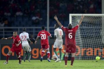 Kily Álvarez marca el gol que clasificó a Guinea Ecuatorial por primera vez para unos cuartos de final en el partido de la fase de grupos ante Senegal, en la edición de 2012.