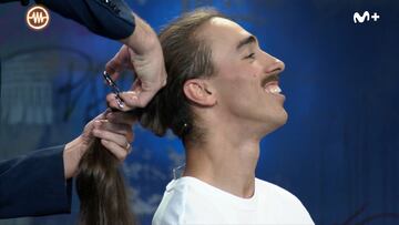 Jorge Ponce cortando el pelo al skater Danny León en La Resistencia de Movistar+, en Madrid, el martes 9 de abril del 2024.