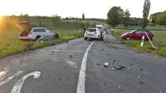 Imagen del accidente faciclitada por la Policia suiza. El exciclista alem&aacute;n Jan Ullrich conduc&iacute;a el coche plateado que aparece a la izquierda de la imagen, y arroll&oacute; al coche rojo, que se hab&iacute;a detenido ante una se&ntilde;al de Stop.