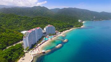 La playa más conocida de Jalisco, se convierte en un excelente sitio turístico para disfrutar de la gastronomía de la región, de la vida nocturna y gran ambiente que nos ofrece.
