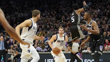 Sacramento (United States), 16/01/2020.- Dallas Mavericks forward Luka Doncic (C) of Slovenia looks to pass as Sacramento Kings guard De'Aaron Fox (2-R) defends during the second half of the NBA basketball game between the Dallas Mavericks and the Sacramento Kings at Golden 1 Center in Sacramento, California, USA, 15 January 2020. (Baloncesto, Eslovenia, Estados Unidos) EFE/EPA/JOHN G. MABANGLO SHUTTERSTOCK OUT