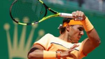 Rafa Nadal devuelve una pelota al británico Andy Murray durante las semifinales de Montecarlo.