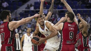 Walter Tavares, p&iacute;vot del Real Madrid, ante cuatro defensores del Armani Mil&aacute;n en la Euroliga.