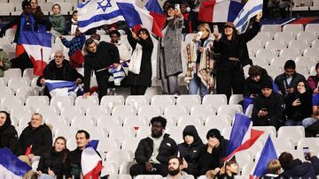Saint-denis (France), 13/11/2024.- Supporters wave Israeli and French flags ahead of the UEFA Nations League soccer match between France and Israel in Saint-Denis, France, 14 November 2024. (Francia) EFE/EPA/CHRISTOPHE PETIT TESSON