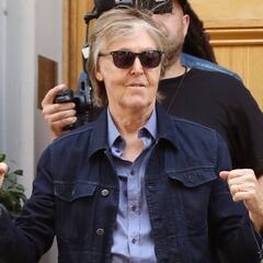 Paul McCartney cruza Abbey Road 49 años después