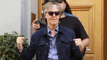 Paul McCartney cruza Abbey Road 49 años después