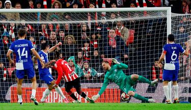 2-0. Los hermanos Williams, imparables. Gran jugada de Iñaki que dribla a Mario Hermoso, centra al área y Nico solo tiene que empujar el balón al fondo de la portería de Jan Oblak.