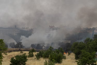 El incendio se originó en la calle Párroco Eusebio Cuenca, en una zona sin urbanizar cercana al Espacio Delicias y el Museo del Ferrocarril, en Madrid.