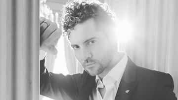 David Bisbal posando en una foto en blanco y negro.