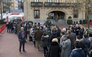 El candidato Aitor Elizegi observa la cola de socios que esperan para votar. 