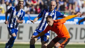 Orellana es expulsado en caída de Valencia ante Alavés