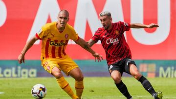 MALLORCA, SPAIN - SEPTEMBER 03: Dani Rodriguez of RCD Mallorca and Romeu of Girona FC competes for the ball during the LaLiga Santander match between RCD Mallorca and Girona FC at Estadi de Son Moix on September 03, 2022 in Mallorca, Spain. (Photo by Rafa Babot/Getty Images)