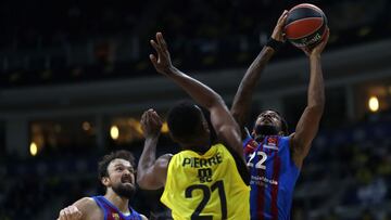 Istanbul (Turkey), 26/10/2021.- Dyshawn Pierre (C) of Fenerbahce in action against Sertac Sanli (L) and Cory Higgins (R) of Barcelona during the Euroleague basketball match between Fenerbahce Beko and FC Barcelona in Istanbul, Turkey, 26 October 2021. (Baloncesto, Euroliga, Turquía, Estanbul) EFE/EPA/ERDEM SAHIN