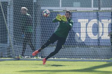 Una década y 15 porteros después de la venta de Gorka