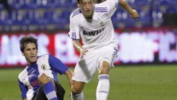 <b>ÚLTIMA VISITA. </b>Sendoa pugna con Özil por un balón.