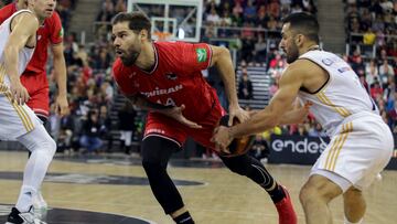 El jugador de Covirán Granada Christian Diaz pasa ante Facundo Campazzo, del Real Madrid, que trata de arrebatarle el balón.