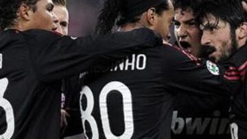<b>ALEGRÍA. </b>Ronaldinho, Pato y Gatusso celebran el gol de