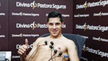 Enzo Pérez durante el reconocimiento médico con el Valencia.