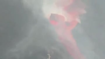 El momento en el que el volcán expulsa una roca incandescente del tamaño de una casa