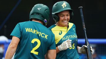 Taylah Tsitsikronis y Clare Warwick, durante el partido de sóftbol entre Australia y Estados Unidos.