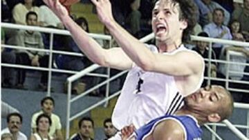 <B>MUY ARRIBA.</B> Raúl López y el Madrid están ya a un triunfo de las semifinales.