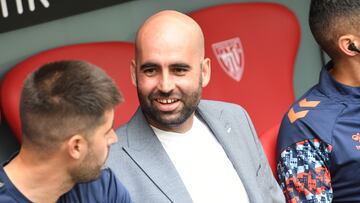 Claudio Giráldez sonríe en el banquillo de San Mamés.