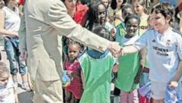 <b>LA ESTRELLA. </b>Calderón estuvo ayer con los niños de la Ciudadescuela de los Muchachos de Leganés.