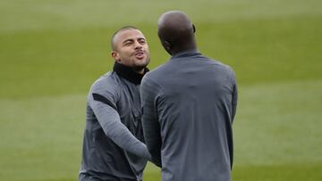 El centrocampista brasileño Rafinha Alcántara bromea con un compañero de equipo durante un entrenamiento del PSG.