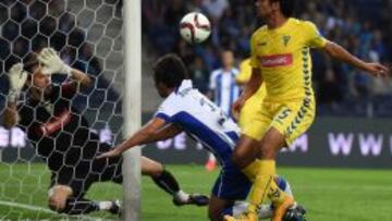 Óliver marcó el primer gol en esta acción, tras lanzarse para rematar de cabeza.