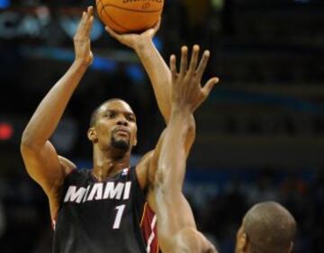 Chris Bosh lanza a canasta.