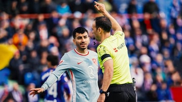 Angel Correa of Atletico de Madrid (L) protests with referee Guillermo Cuadra Fernandez (R) during the La Liga EA Sports 2024/25 football match between Getafe CF and Atletico de Madrid at Estadio Coliseum in Getafe, Spain, on March 9, 2024. (Photo by Alberto Gardin/NurPhoto via Getty Images)