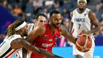 France's Andrew Albicy (l) and Hungary's Adam Hanga fight for the ball.