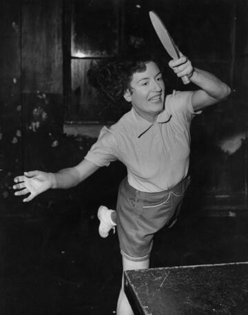 El tenis de mesa femenino fue disciplina olmpica en 1988, en los JJOO de Sel. Pero como en todos los deportes, ya existan grandes mujeres profesionales. Imagen de 1949 con Vera Thomas, campeona de tenis de mesa en la Copa Corbillon.