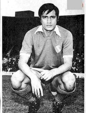 Futbolista peruano que se desempe?aba en la posicin de defensa. Eleazor Soria form parte de la notable generacin de futbolistas de su pas de los a?os 70, junto con Tefilo Cubillas, Hctor Chumpitaz, Hugo Sotil, Roberto Chale, Csar Cueto, Juan Jos Mu?ante, Juan Carlos Oblitas, entre otros. A nivel de clubes su inicio fue en el Universitario de Deportes y su retirada en el Sporting Cristal. El 24 de junio falleci a los 74 a?os. 