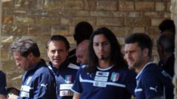 Cesare Prendelli rodeado de jugadores de la selección italiana.