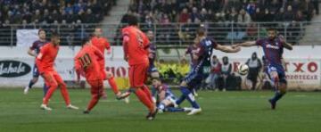  Ekiza taponó con la mano el remate de Messi. Penalti claro. 