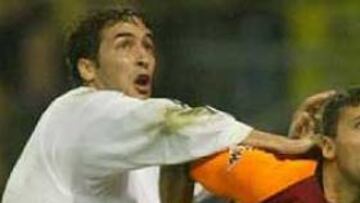 <b>COMPAÑEROS.</B> Raúl y Samuel compartirán vestuario la próxima temporada en el Real Madrid.