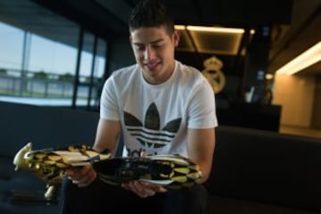 James recibe la Bota de Oro del Mundial de Brasil en Valdebebas