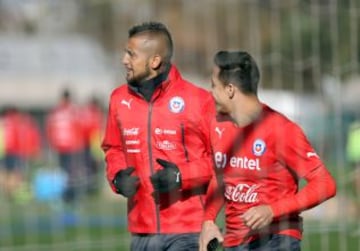 Vidal y Sánchez bromearon durante buena parte del entrenamiento. Antes, el tocopillano tuvo una charla con Sampaoli.