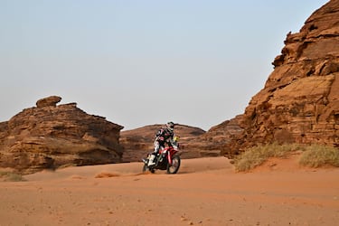 El piloto español Tosha Schareina, con su Honda CRF 450, compite en la tercera etapa de la 48ª edición del Rally Dakar.