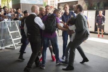 Un aficionado ha tratado de llegar hasta Messi en la llegada del Barcelona a Estocolmo pero ha sido frenado por la seguridad del conjunto azulgrana.