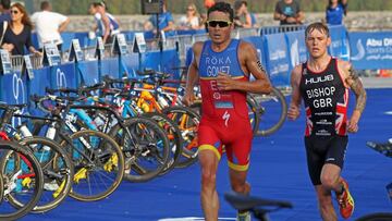 Javier Gómez Noya, por delante de Thomas Bishop en la prueba de las Series Mundiales de Triatlón en Abu Dhabi.