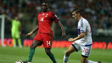 William Carvalho, pasando un bal&oacute;n ante las Islas Feroe.