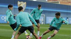 Entrenamiento del Málaga. En primer plano Roberto y Jokinb.