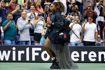 Serena Williams, apareci¨® en la Arthur Ashe como un superhero¨ªna, con una capa de lentejuelas doradas en mitad de un estruendo impresionante de los casi 24.000 espectadores que abarrotaron la pista de tenis m¨¢s grande del mundo.